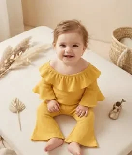 Bebé con enterizo amarillo de volantes